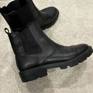 Nine West Yeeps Chelsea Black Boot size 8 1/2